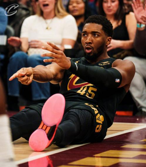 开云-榜眼单节17分带不动鲍尔15中1，米切尔24+6+8失误，骑士力克黄蜂