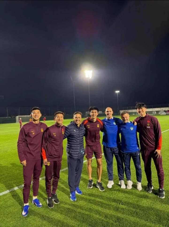 师徒再聚首！前广州球员与卡纳瓦罗合影，曾一起夺2019年中超冠军